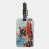 雪のクリスマスを過ごすソリのパグ犬 ラゲッジタグ (正面縦)