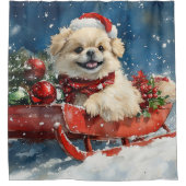 雪のクリスマスを過ごすソリのペキン犬 シャワーカーテン (正面)