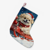 雪のクリスマスを過ごすソリのペキン犬 スモールクリスマスストッキング (正面 (吊り時))