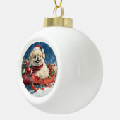 雪のクリスマスを過ごすソリのペキン犬 セラミックボールオーナメント (右)