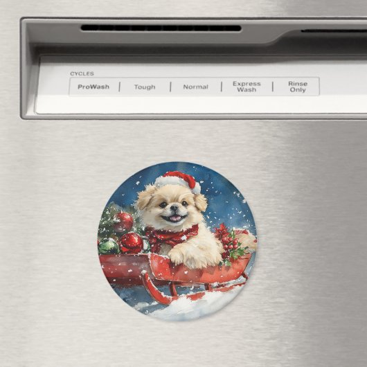 雪のクリスマスを過ごすソリのペキン犬 マグネット (インサイチュ (食洗機))