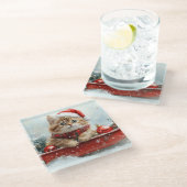 雪のクリスマスを過ごすソリのペルシャ猫 ガラスコースター (アングル)