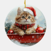 雪のクリスマスを過ごすソリのペルシャ猫 セラミックオーナメント (裏面)
