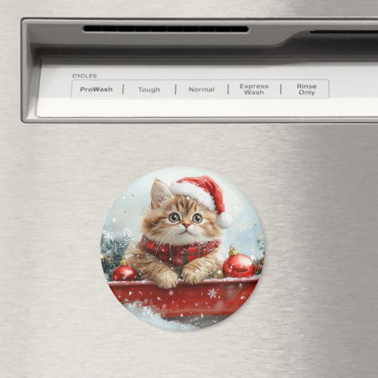 雪のクリスマスを過ごすソリのペルシャ猫 マグネット (インサイチュ (食洗機))