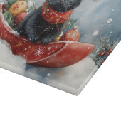 雪のクリスマスを過ごすソリの黒猫 カッティングボード (角)