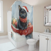 雪のクリスマスを過ごすソリの黒猫 シャワーカーテン (インサイチュ)