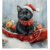 雪のクリスマスを過ごすソリの黒猫 シャワーカーテン (正面)