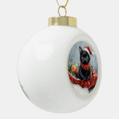 雪のクリスマスを過ごすソリの黒猫 セラミックボールオーナメント (左)