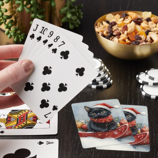 雪のクリスマスを過ごすソリの黒猫 トランプ (インサイチュ)