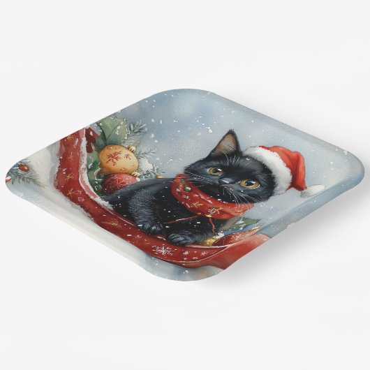 雪のクリスマスを過ごすソリの黒猫 ペーパープレート (傾斜あり)