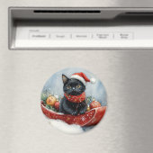 雪のクリスマスを過ごすソリの黒猫 マグネット (インサイチュ (食洗機))