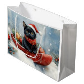 雪のクリスマスを過ごすソリの黒猫 ラージペーパーバッグ (正面アングル)