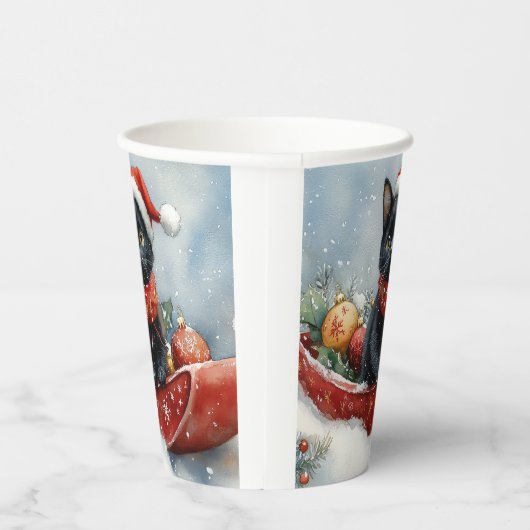 雪のクリスマスを過ごすソリの黒猫 紙コップ (右)