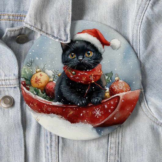 雪のクリスマスを過ごすソリの黒猫 缶バッジ (インサイチュ)