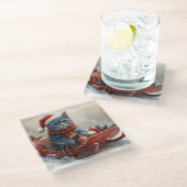 雪のクリスマスを過ごすソリ姿のオリエンタルブルー猫 ガラスコースター (アングル)