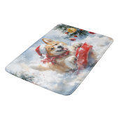 雪のクリスマスを過ごす秋田犬 バスマット (アングル)