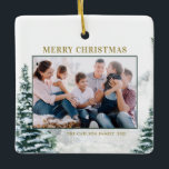 雪のクリスマスウッドランドのクリスマスフォト セラミックオーナメント<br><div class="desc">メリークリスマス!クリスマスツリーにフェスティバルの冬のアクセントを追加するこのクリスマスフォトカスタムオーナメント。水彩の雪の多い冬の森林を金ゴールド文字で飾る。写真、休日の挨拶、年、家族の署名を追加してパーソナライズ。このウッドランドお気に入りののクリスマスフォトオーナメントであなたの写真を特集。この水色の休日の写真のオーナメントは、クリスマスプレゼントとして完璧である。</div>