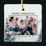 雪のクリスマスウッドランドのクリスマスフォト セラミックオーナメント<br><div class="desc">メリークリスマス!クリスマスツリーにフェスティバルの冬のアクセントを追加するこのクリスマスフォトカスタムオーナメント。水彩雪の多い冬の森林を特徴としている。写真、休日の挨拶、年、家族の署名を追加してパーソナライズ。このウッドランドお気に入りののクリスマスフォトオーナメントであなたの写真を特集。この水色の休日の写真のオーナメントは、クリスマスプレゼントとして完璧である。</div>