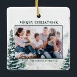 雪のクリスマスウッドランドのクリスマスフォト セラミックオーナメント<br><div class="desc">メリークリスマス!クリスマスツリーにフェスティバルの冬のアクセントを追加するこのクリスマスフォトカスタムオーナメント。水彩雪の多い冬の森林を特徴としている。写真、休日の挨拶、年、家族の署名を追加してパーソナライズ。このウッドランドお気に入りののクリスマスフォトオーナメントであなたの写真を特集。この水色の休日の写真のオーナメントは、クリスマスプレゼントとして完璧である。</div>