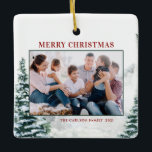 雪のクリスマスウッドランドのクリスマスフォト セラミックオーナメント<br><div class="desc">メリークリスマス!クリスマスツリーにフェスティバルの冬のアクセントを追加するこのクリスマスフォトカスタムオーナメント。水色の雪の多い冬の森に赤い文字が並ぶ。写真、休日の挨拶、年、家族の署名を追加してパーソナライズ。このウッドランドお気に入りののクリスマスフォトオーナメントであなたの写真を特集。この水色の休日の写真のオーナメントは、クリスマスプレゼントとして完璧である。</div>