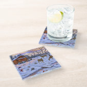 雪のクリスマスシーンで冬のキャビン鹿 ガラスコースター (アングル)