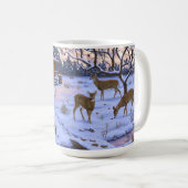 雪のクリスマスシーンで冬のキャビン鹿 コーヒーマグカップ (正面右)