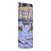 雪のクリスマスシーンで冬のキャビン鹿 タンブラー (回転右)