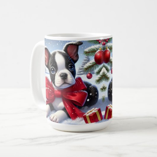 雪のクリスマスシーンで赤い弓で子犬 コーヒーマグカップ (正面左)
