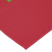 雪のクリスマスツリーのライト赤い緑のメッド覆われた。 テーブルクロス (アングル)