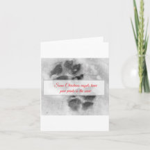 雪のクリスマスデコレーションで犬のポープリント。