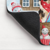 雪のクリスマスドッグハウスに入ったキャバリエのキングドッグ マウスパッド (コーナー)