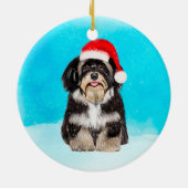 雪のクリスマスハットに座っているハバナの犬 セラミックオーナメント (裏面)
