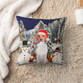 雪のクリスマスハットに座っているビーグル犬 クッション (ブランケット)