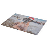 雪のクリスマスハットに座って可愛い大きなデーン犬 カッティングボード (角)