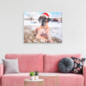 雪のクリスマスハットに座って可愛い大きなデーン犬 キャンバスプリント (インサイチュ (リビング))