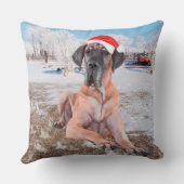 雪のクリスマスハットに座って可愛い大きなデーン犬 クッション (裏面)