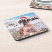 雪のクリスマスハットに座って可愛い大きなデーン犬 コースター (左側)