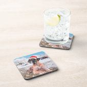 雪のクリスマスハットに座って可愛い大きなデーン犬 コースター (右側)