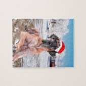 雪のクリスマスハットに座って可愛い大きなデーン犬 ジグソーパズル (横)