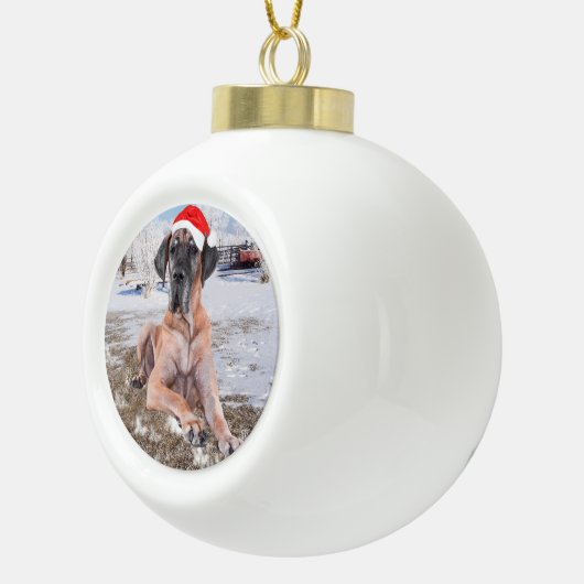 雪のクリスマスハットに座って可愛い大きなデーン犬 セラミックボールオーナメント (右)