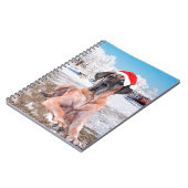 雪のクリスマスハットに座って可愛い大きなデーン犬 ノートブック (左側)