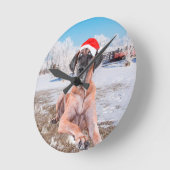 雪のクリスマスハットに座って可愛い大きなデーン犬 ラウンド壁時計 (傾斜)