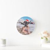 雪のクリスマスハットに座って可愛い大きなデーン犬 ラウンド壁時計 (ホーム)