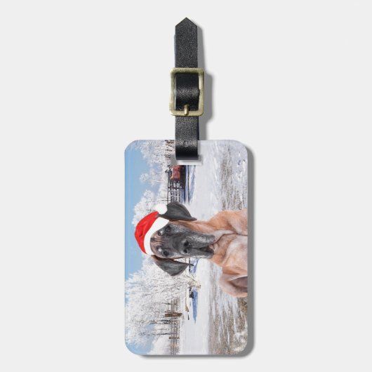 雪のクリスマスハットに座って可愛い大きなデーン犬 ラゲッジタグ (正面縦)