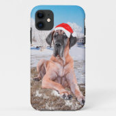 雪のクリスマスハットに座って可愛い大きなデーン犬 Case-Mate iPhoneケース (裏面)