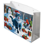 雪のクリスマスハットに座るオリエンタルブルー ラージペーパーバッグ (裏面アングル)