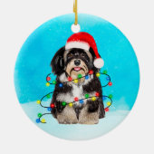 雪のクリスマスハットライトに座っているハバナの犬 セラミックオーナメント (裏面)