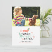 雪のクリスマスフォトカードを介してダックスシュント シーズンカード (スタンド正面)