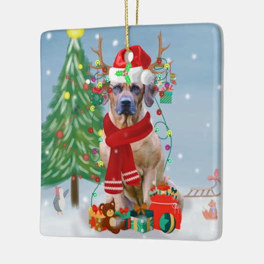 雪のクリスマスプレゼントにローデシアンのリッジバックドッグ セラミックオーナメント (左)