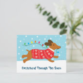 雪のクリスマスホリデーを通してかわいいダックスシュント シーズンポストカード (スタンド正面)